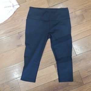 ZYIA black crop capris